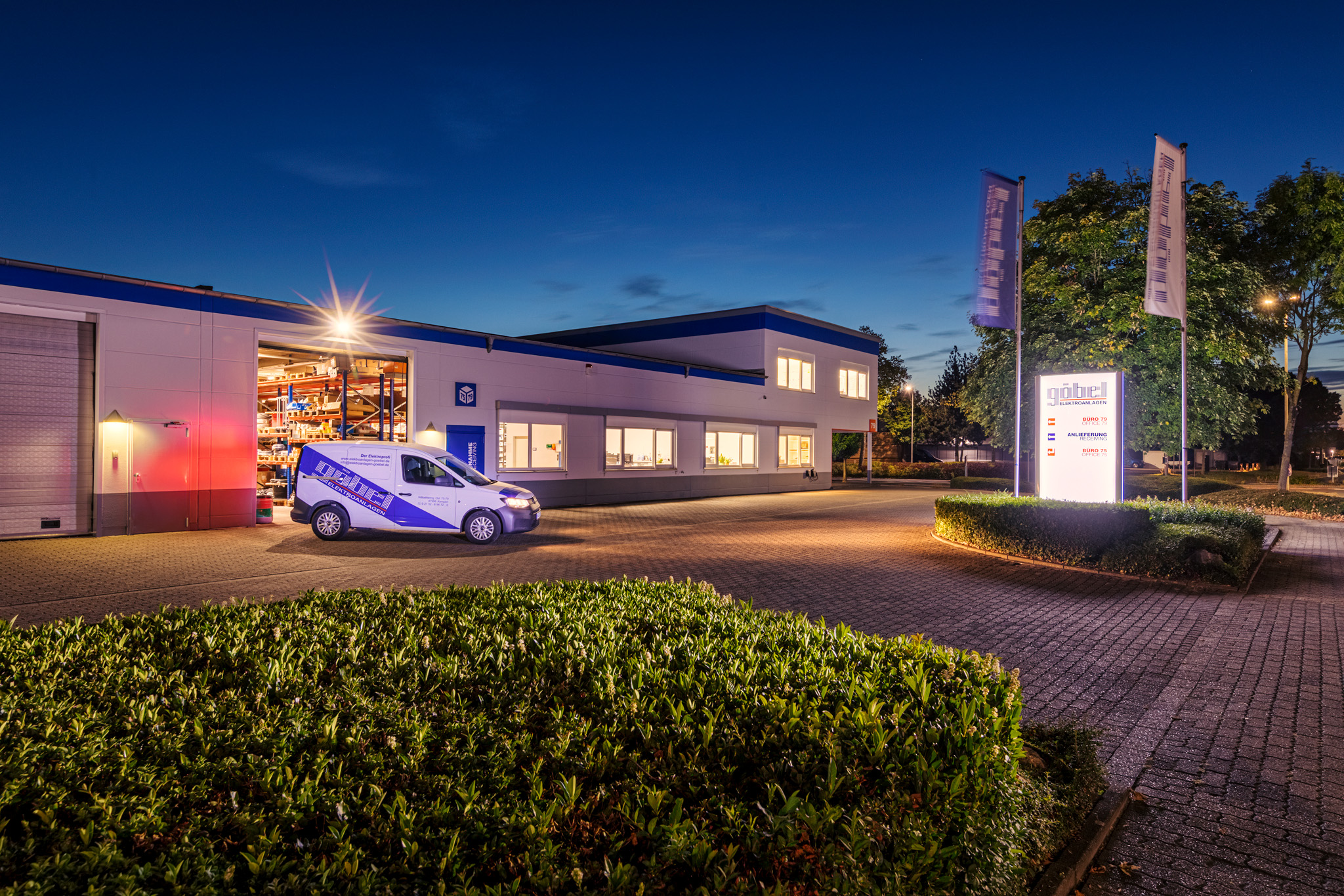Servicefahrzeug der Elektroanlagen Göbel GmbH vor dem Firmengebäude in Kempen