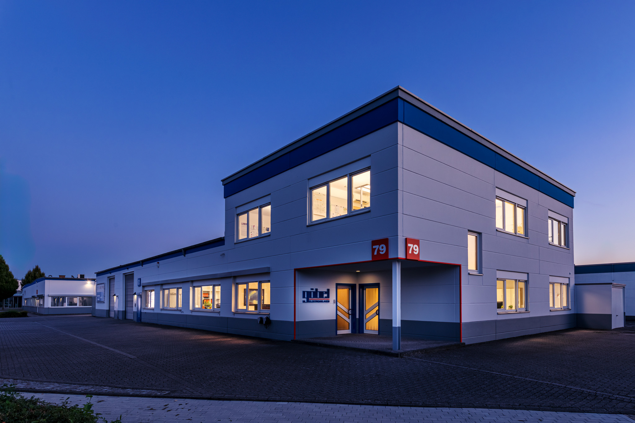 Firmengebäude Elektroanlagen Göbel GmbH, Industriering Ost 79, Kempen – Außenansicht in der Abenddämmerung