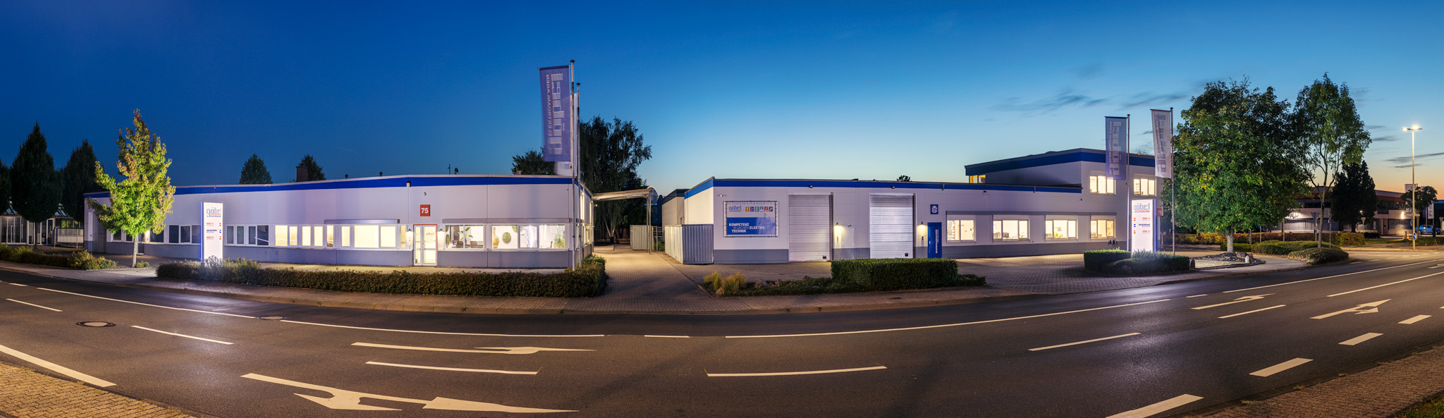 Panoramaaufnahme des Firmengeländes Elektroanlagen Göbel GmbH in Kempen zur Blauen Stunde