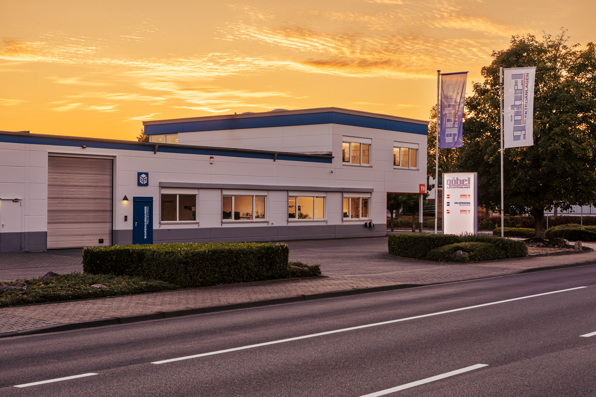 Firmengebäude Elektroanlagen Göbel GmbH am Industriering Ost in Kempen, Ansicht von der Straße beim Sonnenuntergang